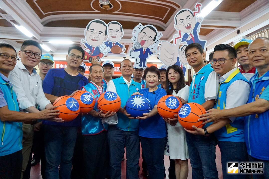 ▲盧秀燕與黨籍議員參選人拿著有國民黨黨徽的籃球，共同呼籲市民朋友給國民黨機會（圖／柳榮俊攝 , 2018.8.29\\)