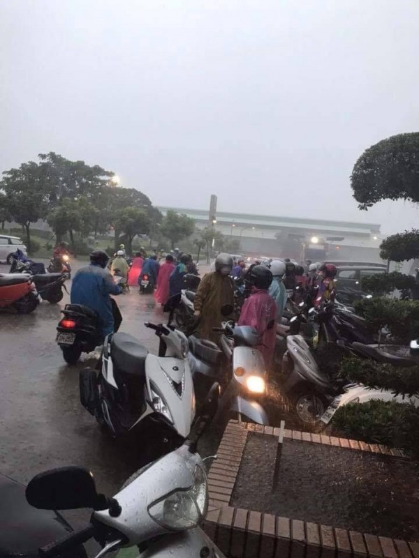 ▲今（29）日清晨高雄市又開始降下大雨，災情不斷傳出；包括鼓山一、三路，以及旗津中洲二路、前鎮成功二路等路段，還有前鎮加工區一帶都淹水，許多民眾必須涉險騎機車上班。（圖／翻攝自爆廢公社 , 2018.8.29）