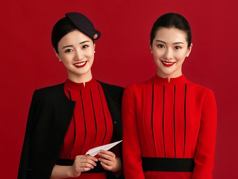 ▲四川航空發布全新第 7 代空服員制服，採用經典紅、黑配色，展現空服員的優雅氣質。（圖／四川航空）