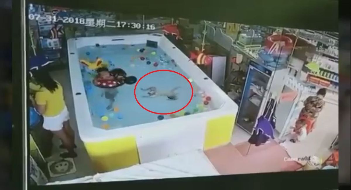 ▲吳姓婦女只顧滑手機，完全沒發現女嬰已在泳池內溺水超過 90 秒。（圖／翻攝自臉書）