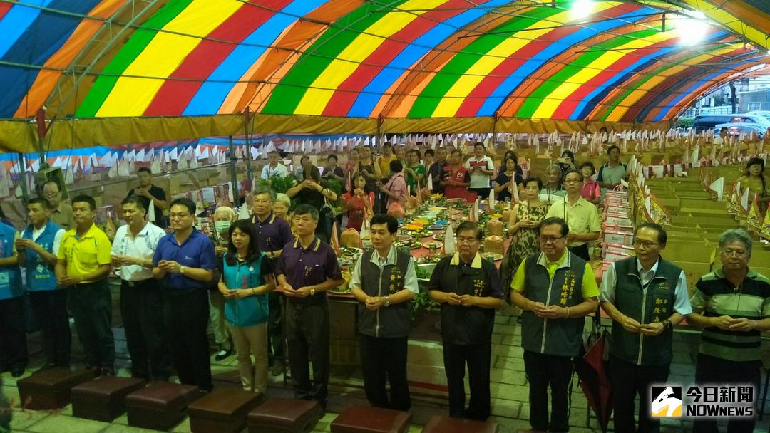 ▲玉闕朝仁宮慶讚中元「盂蘭盆會」由台中市政府秘書長黃景茂、烏日區長林峰輝及地方民代等，法師頌經禮懺揭開普度法會活動序幕（圖／柳榮俊攝 , 2018.8.28\\)