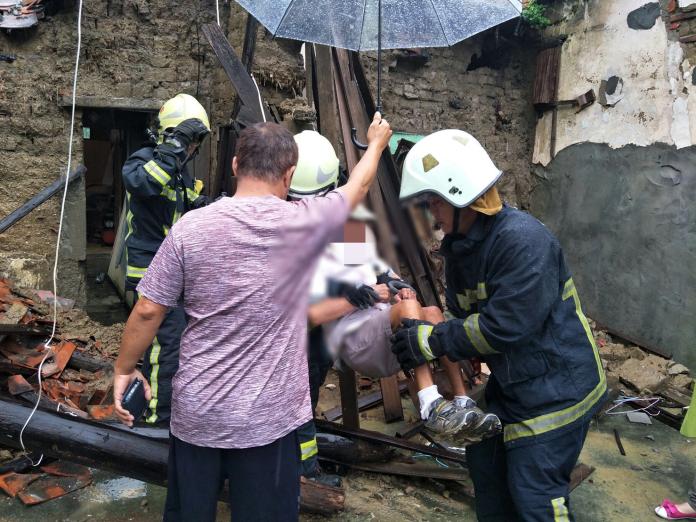 雨彈轟高雄　鳳山一民木造民宅倒塌8旬翁受困被救出
