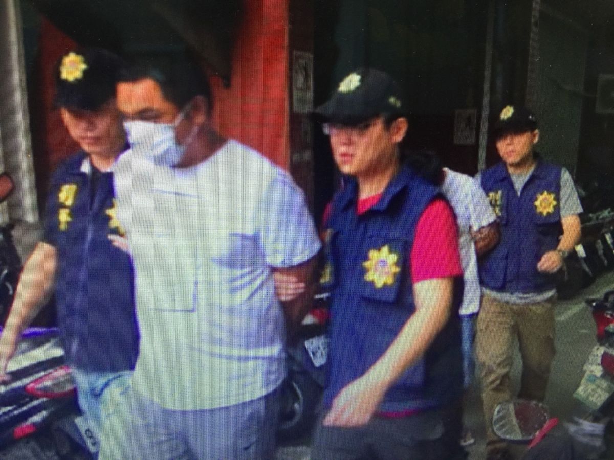 ▲警方偵訊後警方認為嫌犯均未吐露實情因此將黃嫌（前）、李嫌依擄人勒贖罪嫌移送橋頭地檢署複訊。（圖／郭凱杰翻攝 , 2018.08.28\\)