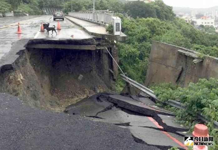 ▲豪雨造成萬壽橋崩塌險象環生，行駛該路段應提高警覺。（圖／記者許高祥攝）
