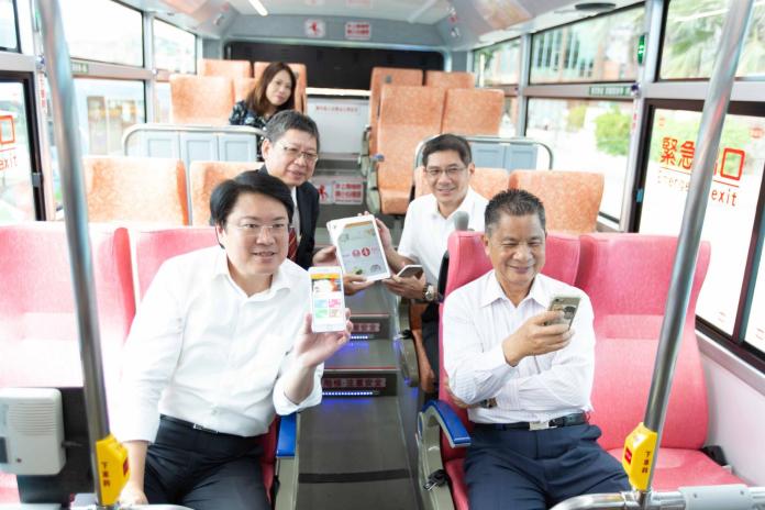 ▲基隆市公車推出免費上網服務，只要搭乘貼有「Y5Life免費Wi-Fi」貼紙的公車，就可無線上網。（圖／基隆市政府提供）