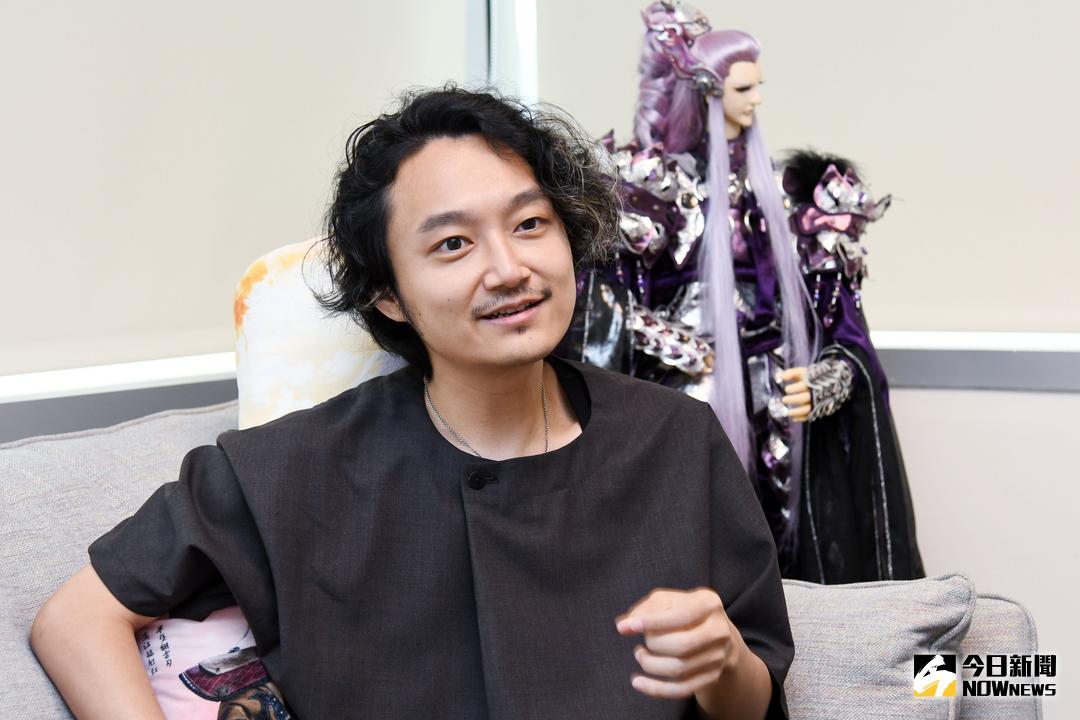 ▲霹靂黃家第五代黃亮勛，求學時期曾組過樂團，原本沒想過要接家業，但片場一次意外，讓他意識到原來自己是家中一份子，已跟布袋戲分不開了。（圖／記者林調遜攝 , 2018.8.15）