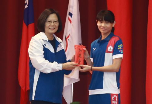 10708102018年第18屆雅加達-巨港亞洲運動會代表團授旗典禮 蔡英文 郭婞淳 戴資穎 戴資穎所引爆的「經濟艙之亂」,連當時的總統蔡英文也公開道歉。(圖/NOWnews資料照)