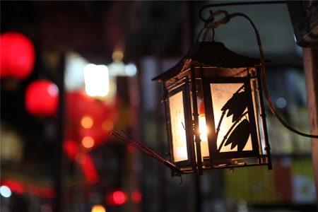▲若農曆7月有在家門前掛普渡燈的，要記得在鬼門關當天燒掉、化掉。（圖／翻攝自金門縣文化局網站）