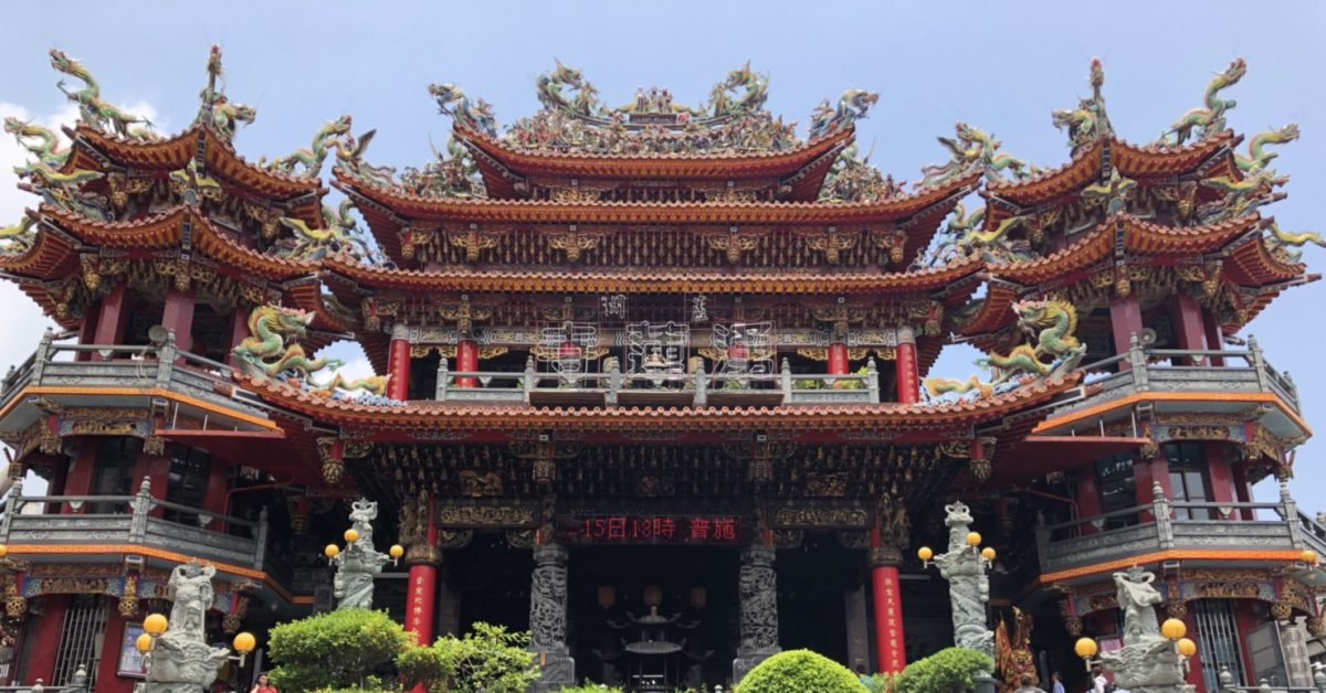 ▲新北蘆洲湧蓮寺每年除夕深夜都會抽「國運籤」，分士、農、工、商，今年甲辰龍年農籤抽中籤王，代表萬事大吉。（圖／NOWnews資料照）