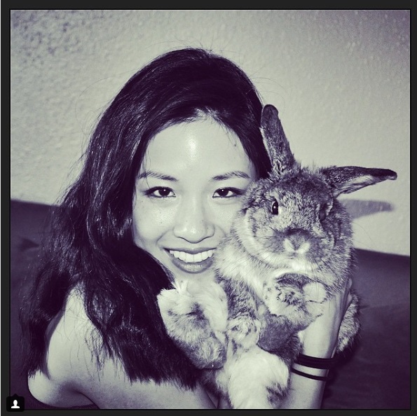 抱著兔兔的她笑得像個小女孩，也讓人看到她私下愛動物的一面有多麼可愛！