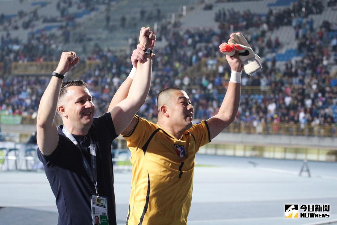 ▲號稱新生代門神的足球好手潘文傑\(右\)因足協公告錯誤，導致錯過申請國家代表隊補充兵役的資格。（圖／NOWnews資料照）