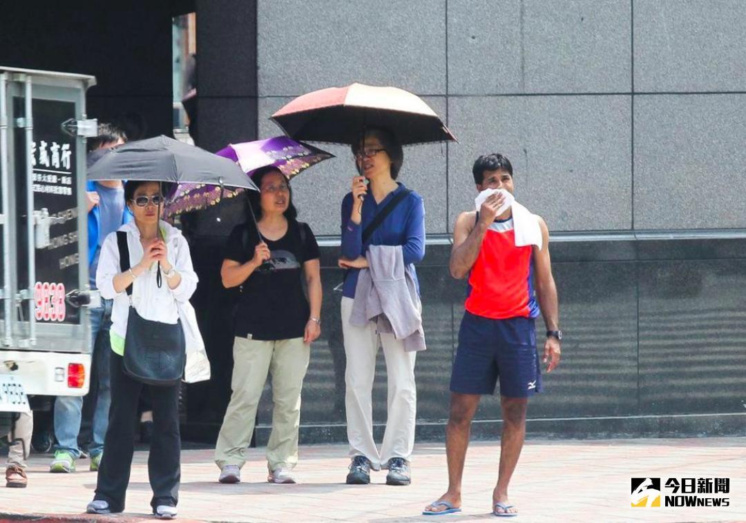 ▲氣象專家吳德榮表示，今天仍有38度的極端高溫，外出要記得防曬以及防中暑。（圖／ NOWNEWS資料照）