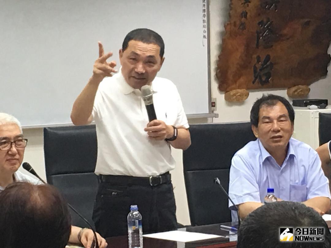 ▲國民黨新北市長參選人侯友宜曾稱自己「從岳父身上耳濡目染不少」，網友卻發現侯的岳父在他與妻子認識前就已過世，狠酸他是「通靈王」。（資料照片／記者陳志仁攝）