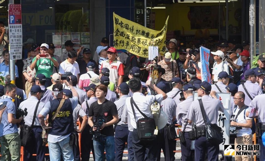 ▲公教聲請暫緩年改遭駁回，圖為反年改團體陳抗畫面。（資料圖／NOWnews）