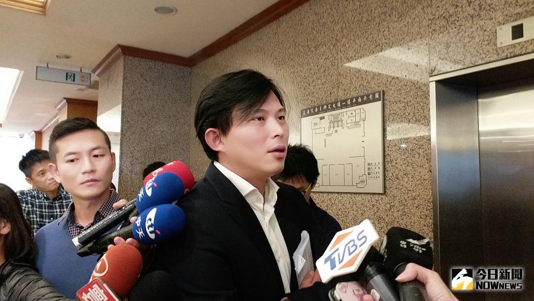 ▲時代力量新北中和區議員參選人張祐銓參加餐會時，因自己未出國留學，被議員譏「我女兒比你優秀」。時代力量執行黨主席黃國昌出面為子弟兵發聲。圖為黃國昌。（資料照片／邱明玉攝）