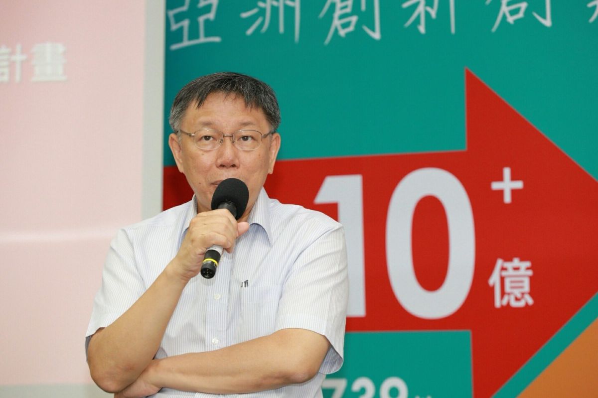 ▲「一日幕僚」點閱率將破千萬，台北市長柯文哲建議麥卡貝（網路電視頻道）可以辦個行銷活動，抽粉絲可以和小牛學姊吃飯。（圖／北市府提供，2018.7.18）