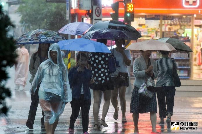 ▲今（ 13 ）日受低壓帶影響，天氣不穩定，有局部大雨發生的機率，台灣各地有雨。（圖／ NOWnews 資料照）