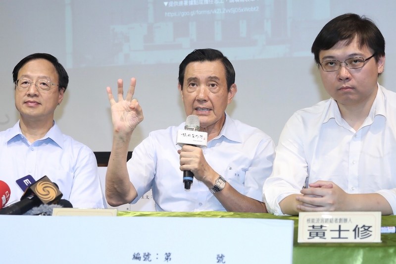 ▲北市議員王鴻薇、徐弘庭今（ 1 ）日與「以核養綠」公投行動發起人、核能流言終結者創辦人黃士修（圖右）、醫學物理學會理事廖彥朋召開記者會，呼籲民眾加入連署，終結斷電惡夢。中央社記者吳翊寧攝107年7月31日