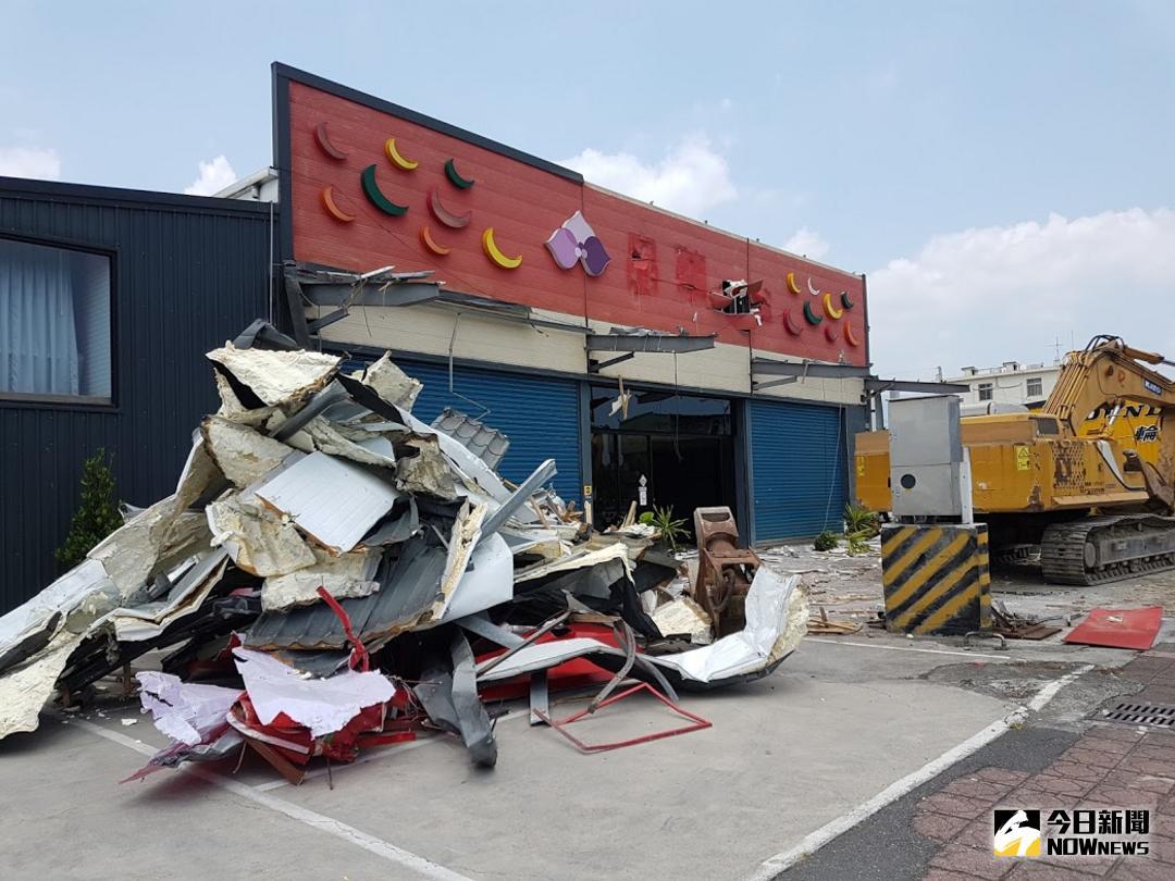▲大型違章婚宴會館品華會館，在強制拆除期限前自行拆除。（圖／記者李清貴攝 , 2018.08.01\\)