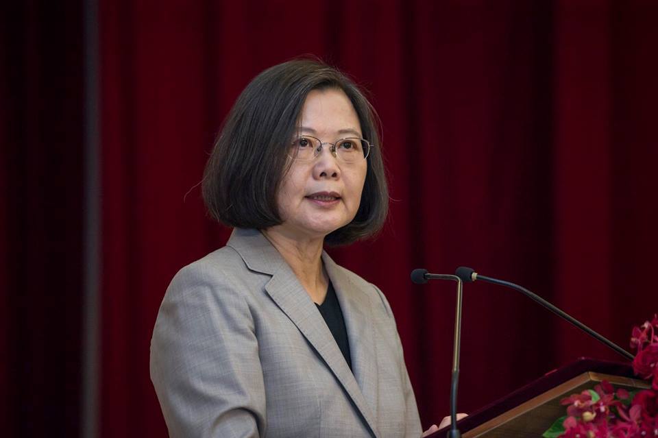 ▲總統蔡英文 11 日到中彰投輔選，她質疑「國民黨不唱衰台灣很難嗎？」不料言論一出，慘遭網友噓爆。（圖／翻攝自蔡英文臉書）