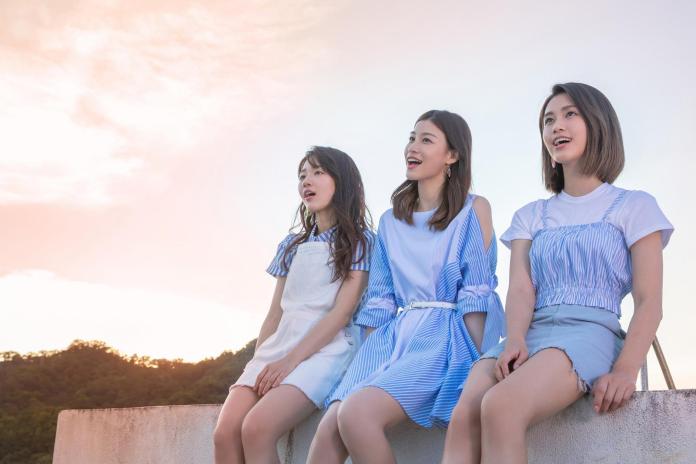 ▲女團ALL-RANGE在歌曲〈櫻花草〉中，變身制服妹拍攝MV。（圖／日光橘子提供 , 2018.08.01）