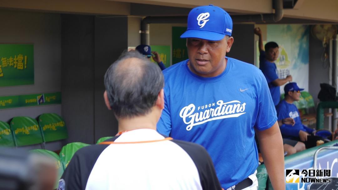 ▲陳連宏與統一獅領隊蘇泰安問好。（圖／吳政紘攝）