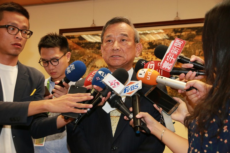 ▲花蓮地方檢察署檢察官林俊佑闖幼兒園「辦私案」，身兼檢察官人事審議委員會主席的法務部政務次長陳明堂（中）1日表示，決議依法官法規定，由法務部直接將林俊佑違失案件移送監察院進行彈劾程序。中央社記者蕭博文攝107年8月1日