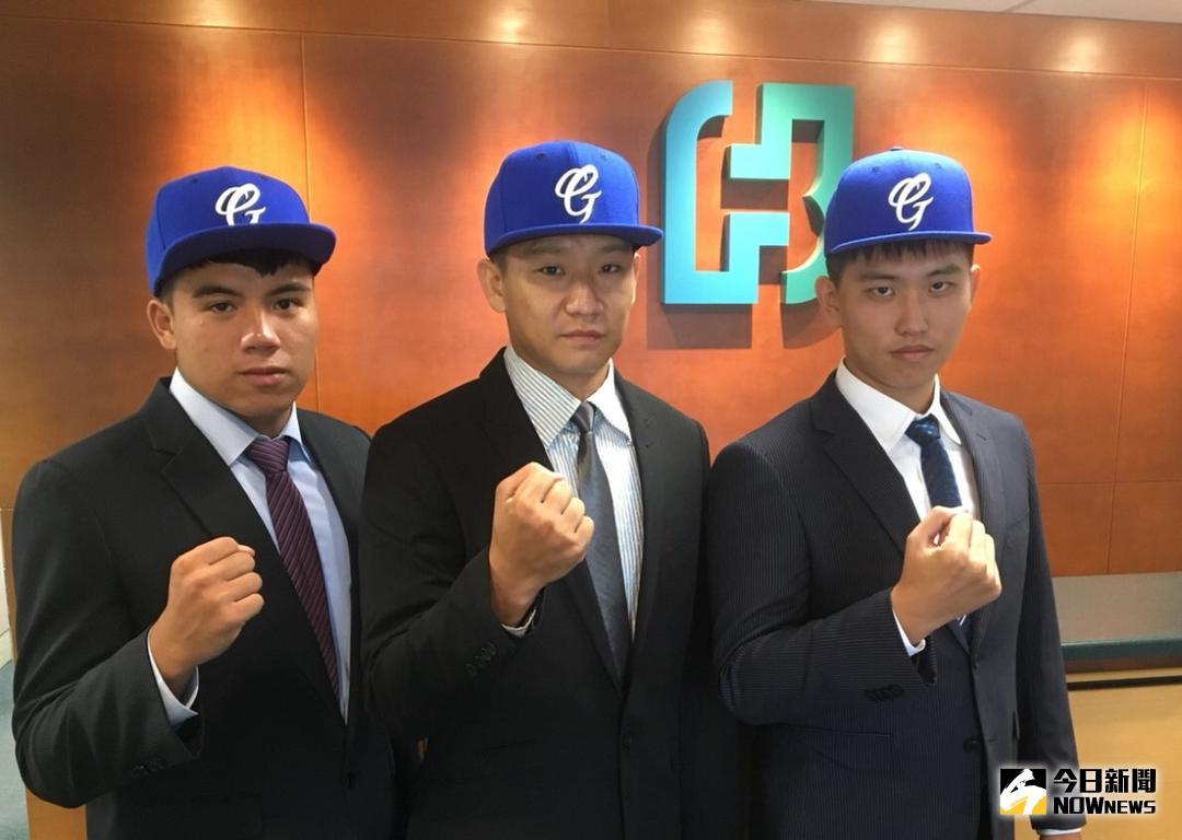 ▲曾慈恩、歐書誠、楊彬（由左至右）加盟富邦悍將。（圖／富邦悍將提供）