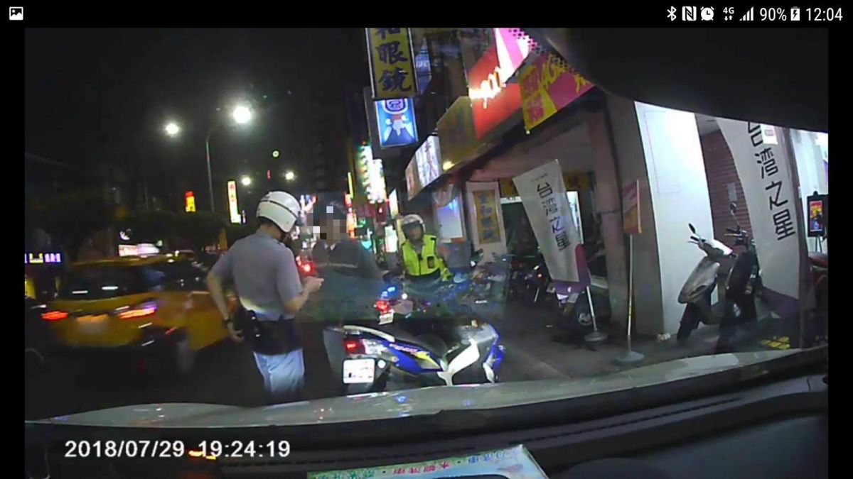 ▲惡人無膽！「逼車飆髒話」挨告 4 罪，三寶跪哭求原諒。（圖／翻攝自爆料公社）