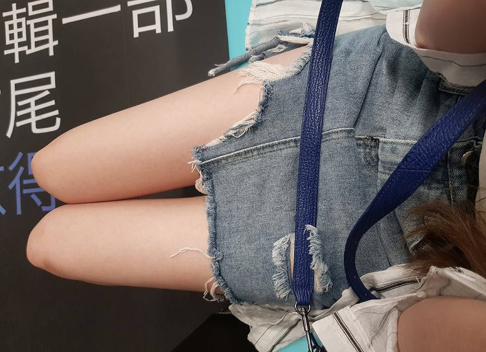 ▲女網友穿著抓破的短裙上街，卻被陌生阿嬤攔住，還說她穿這樣「爸爸媽媽會死掉」。（圖／翻攝自臉書《爆怨公社》 , 2018.08.01）