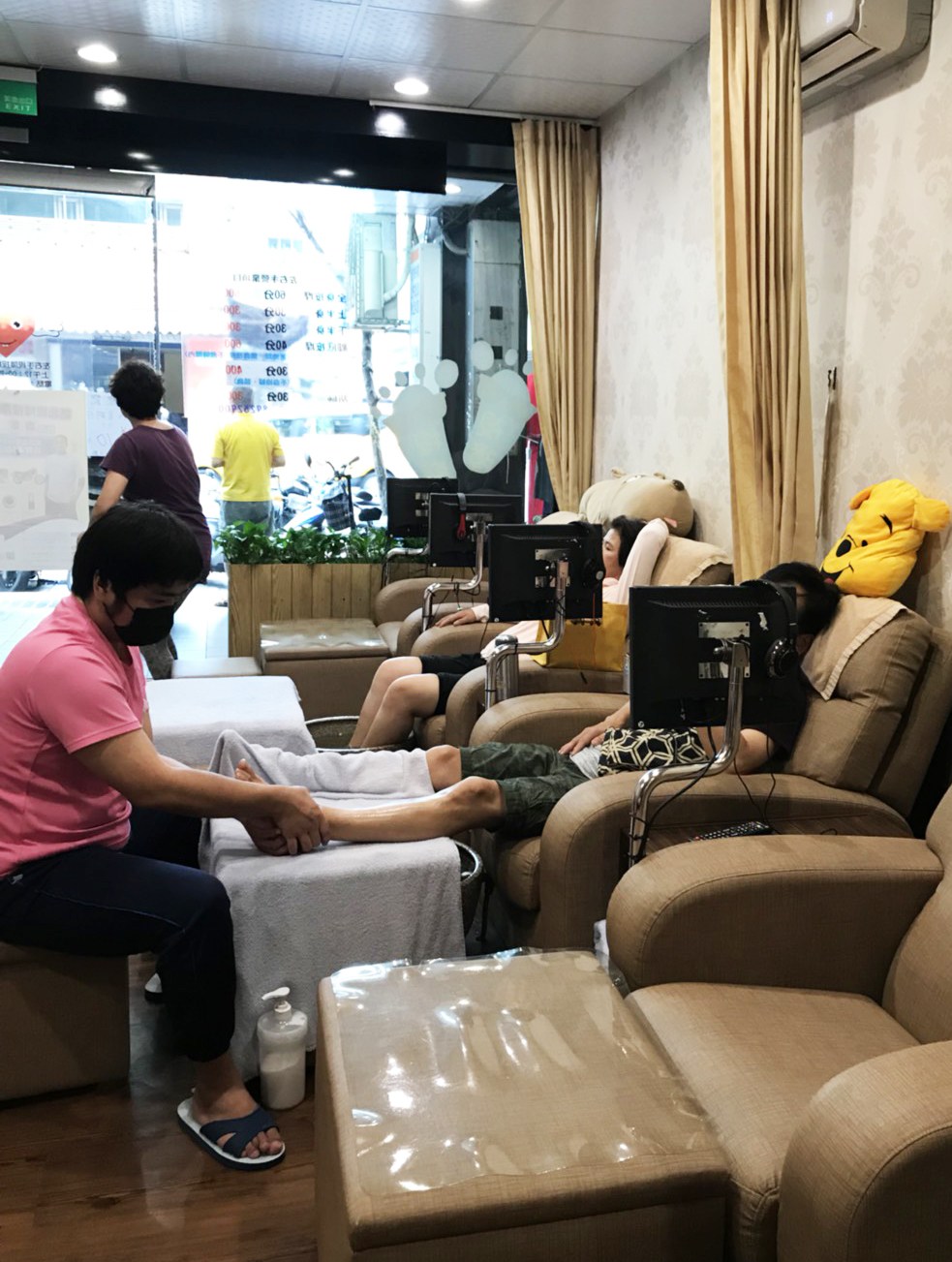 ▲新北市勞工局在7家優良視障按摩院舉辦免費按摩體驗活動，讓辛苦打拼的爸爸好好放鬆一下。（圖／新北市勞工局提供）