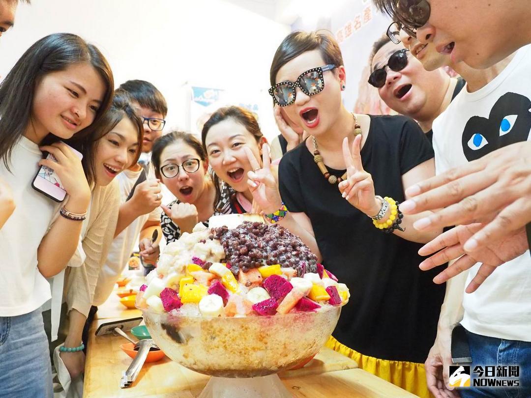 ▲澳門業者享用旗津大如臉盆的大碗公冰，全體一陣驚喜。（圖／記者許高祥攝）