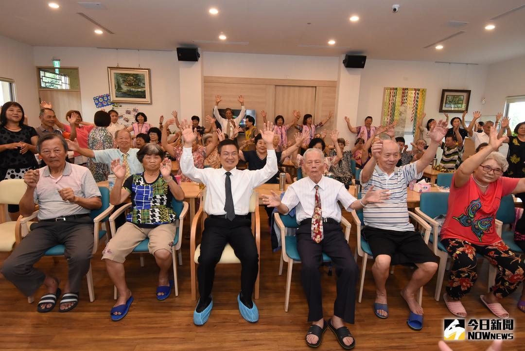 ▲韓國三一長老教會至北斗日照中心進行交流參訪，韓國三一長老教會現場做精彩表演，魏明谷一一的與長輩寒喧互動。（圖／記者陳雅芳攝，2018.08.02\\)