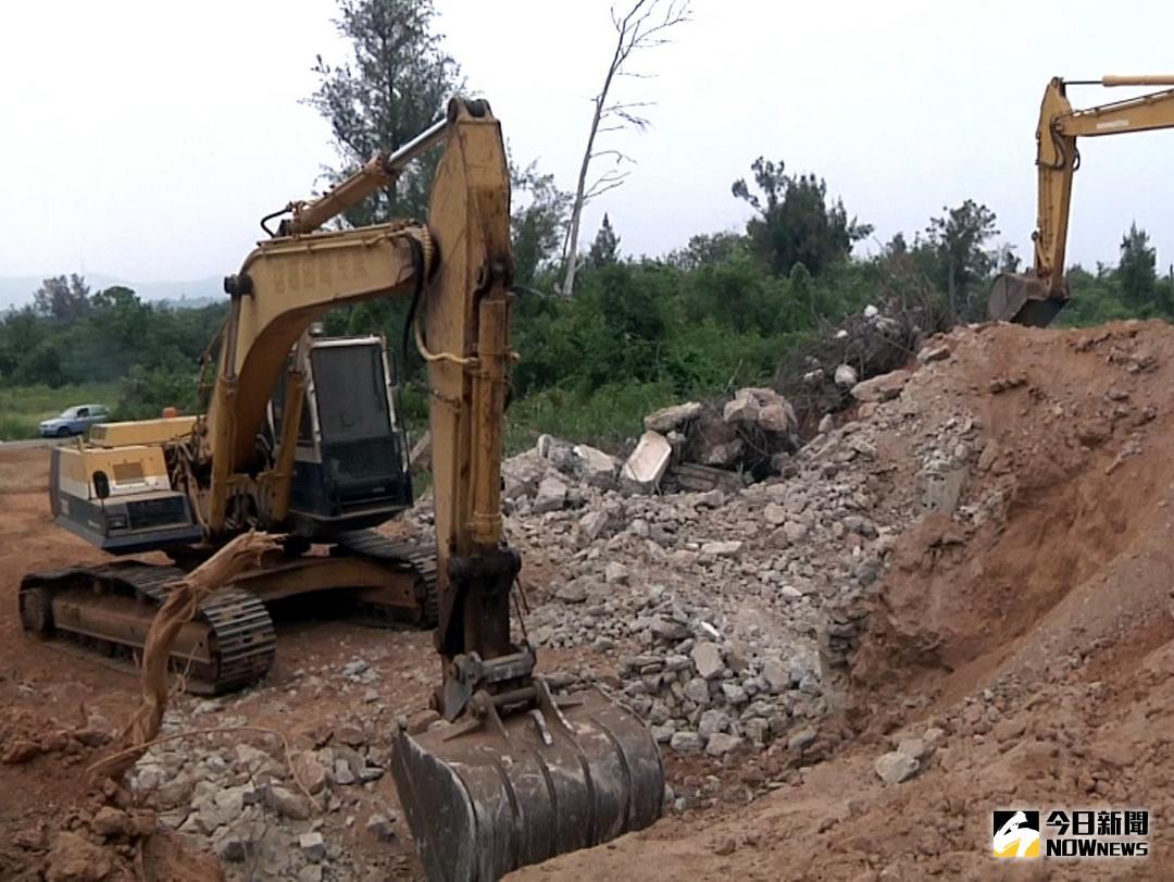 ▲連日來在大型機具的強拆猛推下，山獅三砲堡如今只剩下斷垣殘壁。（圖／蔡若喬攝 , 2018.08.02