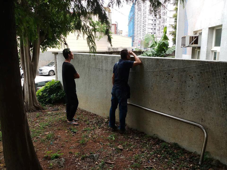 ▲幼兒園開學日，外公和爸爸躲在圍牆外偷看孩子的上課情形。（圖／翻攝自《爆廢公社》 , 2018.08.02）