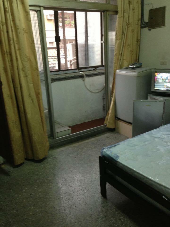 ▲近日一名男子在臉書社團表示，日前陪朋友去看一間月租 4000 元的套房，不料仔細一看卻驚見「廁所在陽台」，這讓他不禁直呼「大便洗澡都要關陽台窗戶有點麻煩」，而網友見狀則大吃一驚：「洗澡都被看光了」。（圖／翻攝自臉書社團爆廢公社）