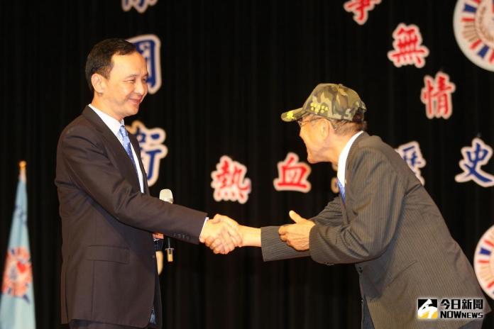 ▲新北市長朱立倫出席八二三砲戰60周年追思紀念會，與在場參戰老兵一同緬懷、紀念當年為國家犧牲奉獻的國軍前輩。（圖／記者蔡琇惠攝，2018.08.03）