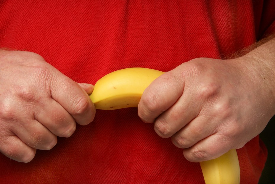 ▲熟男面臨攝護腺肥大的困擾，醫師表示有新療法推出，且術後「勃起功能」平均更好。（情境圖／ingimage）