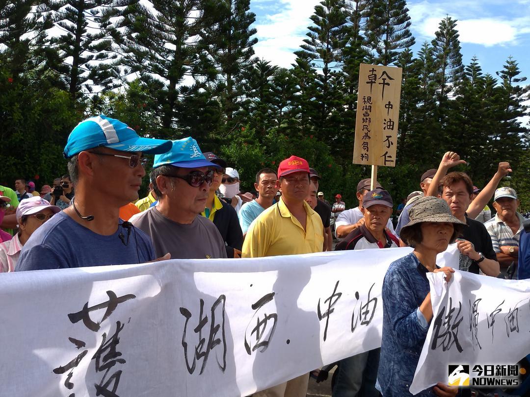 ▲湖西民眾對於中油已經沒有信心　要求立即遷廠還給大家清淨家園。（圖／張塵攝 , 2018.08.03）