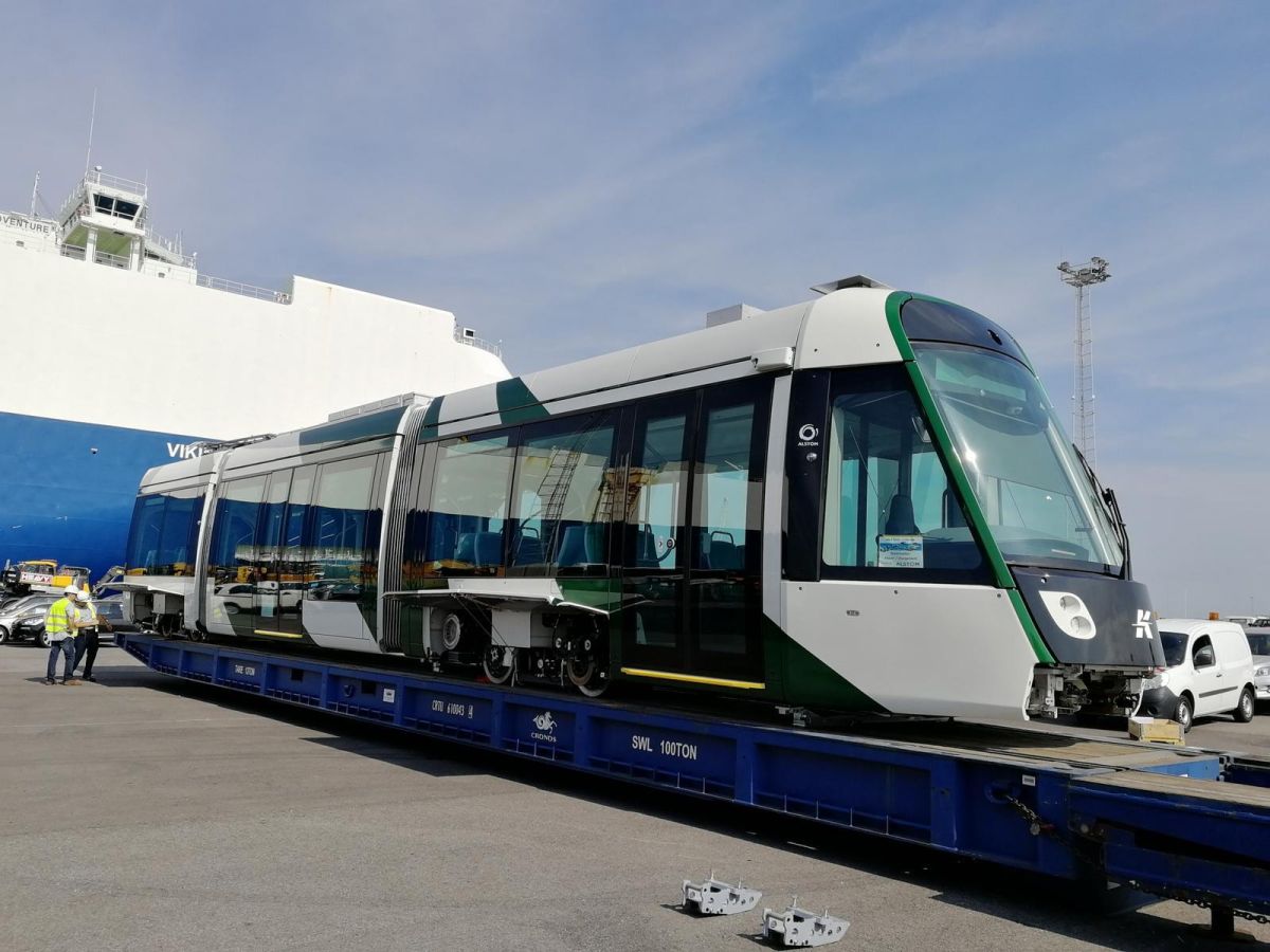 ▲高雄輕軌二階首列車輛完成出廠測試，昨啟運來台，預計今年9月上旬運抵擁有汽車碼頭的基隆港。（圖／高市捷運局提供,2018.08.03）