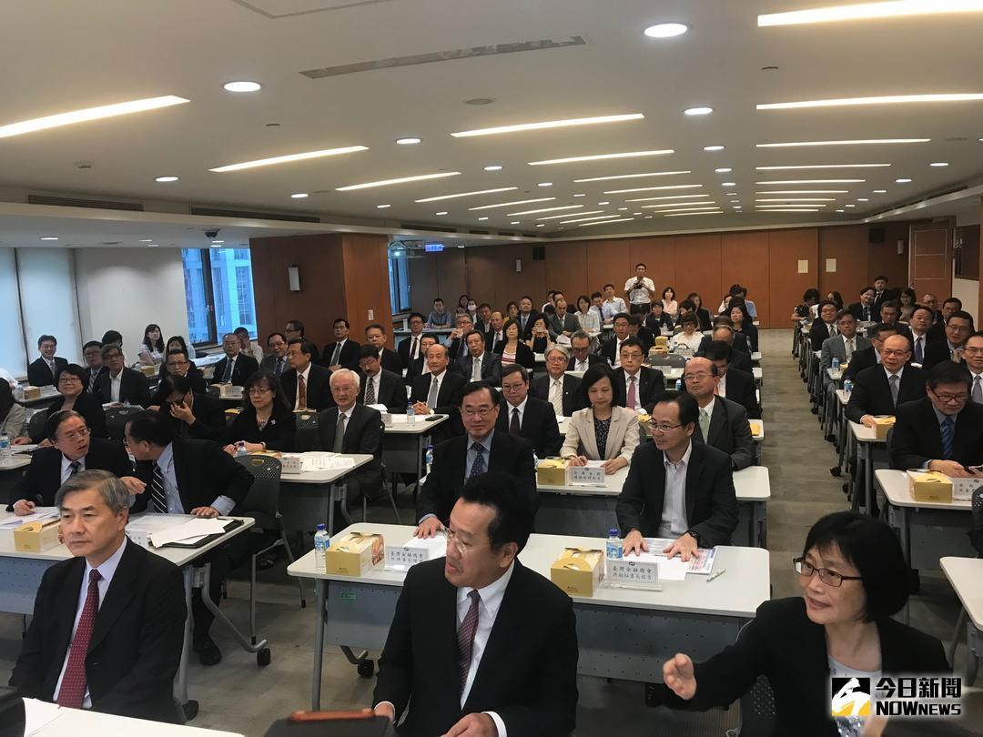 ▲金管會主委顧立雄上任後，首場與金控、銀行董總面對面座談登場，不過，民營金控董事長大部分都沒有出席，而是指派總經理與會。（圖／記者顏真真攝 , 2018.8.3）