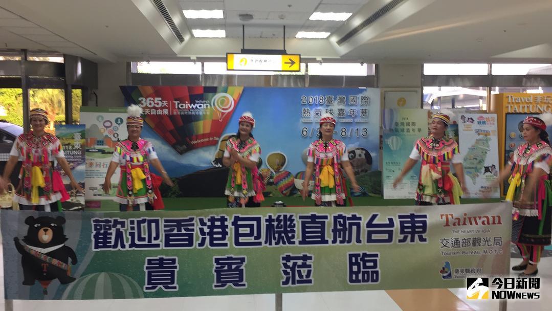 ▲今年度香港直飛台東首航班機今下午抵達，台東縣政府盛大歡迎。（圖／記者鄭志宏攝）