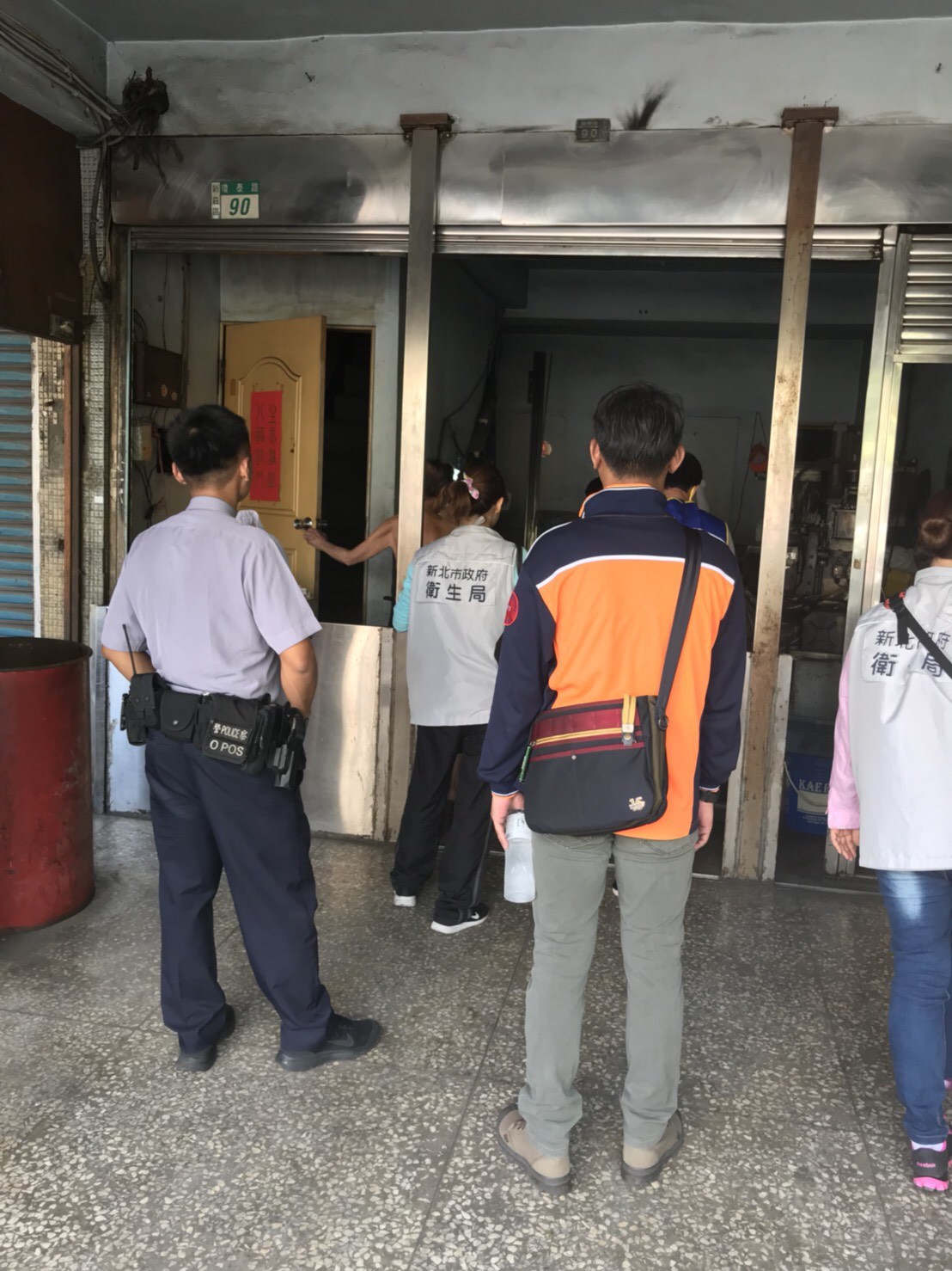 ▲為防堵登革熱疫情擴散，新北市府今\\(4\\)日總動員，針對新莊區瓊林里約1300戶巡查積水容器，並進行衛教宣導。（圖／新北市衛生局提供）