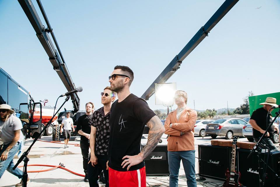 ▲魔力紅率領明星們「突襲」民眾，並傾聽他們的故事。（圖／翻攝魔力紅臉書 , 2018.08.04）