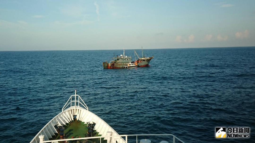 ▲澎湖艦在貓嶼發現無船名的非法越界船隻（圖／澎湖海巡隊提供 , 2018.08.04）