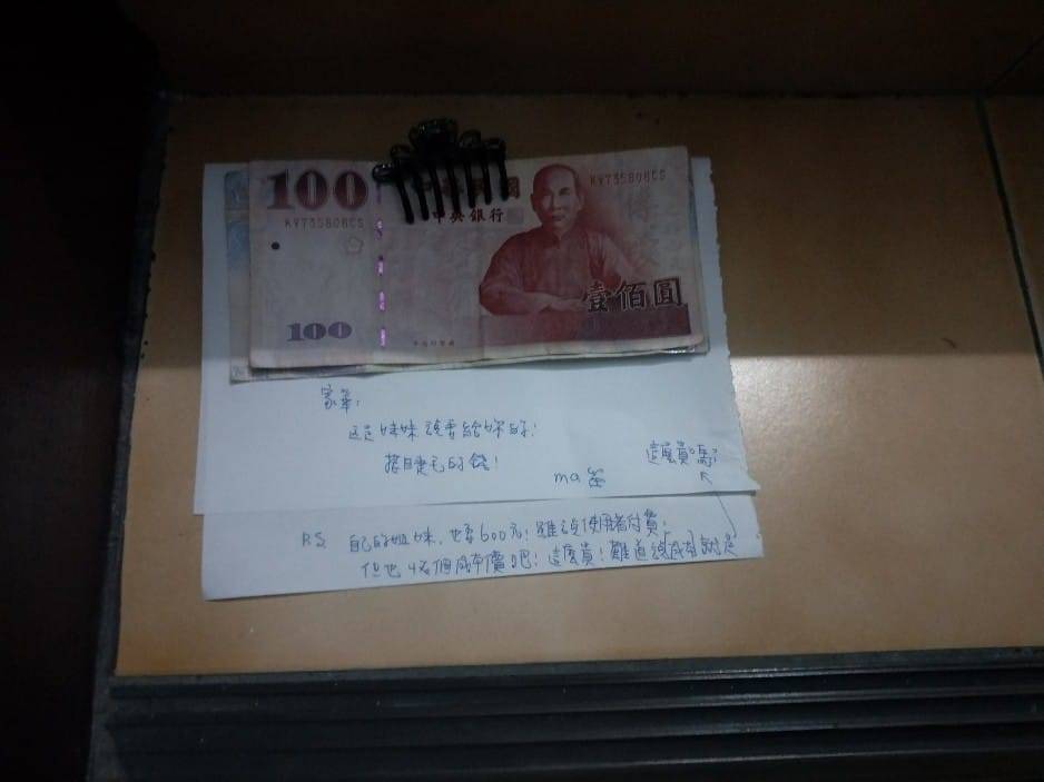 ▲美睫師幫妹妹接睫毛收 600 元，媽媽卻寫字條嫌她收費太貴。（圖／翻攝自爆怨公社 , 2018.08.04）