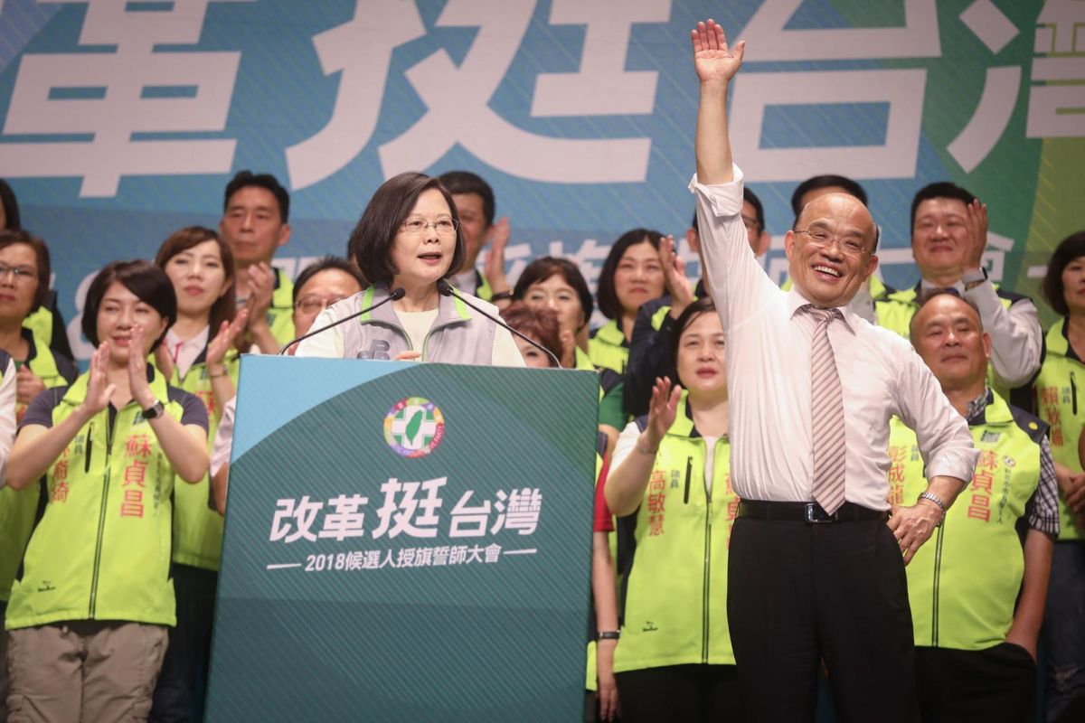 ▲總統蔡英文告訴「市民頭家們」，政治沒那麼複雜，把手上的票投給蘇貞昌就對了。（圖／民進黨提供 , 2018.8.4）