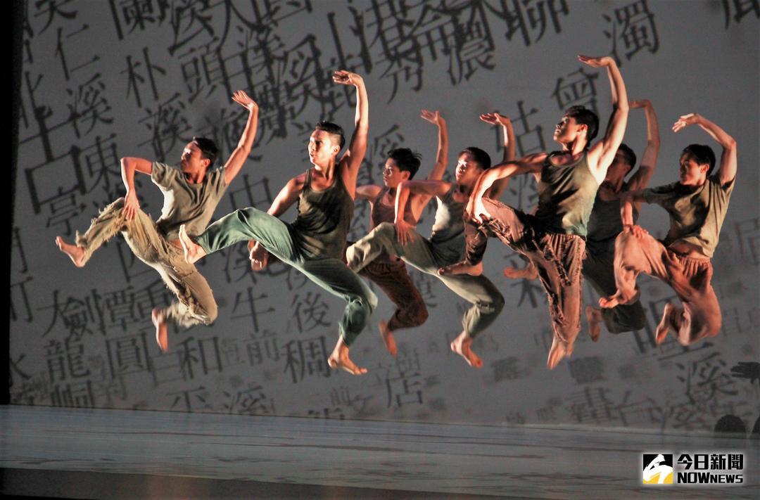 ▲《關於島嶼》由舞者用聲音、影像和舞蹈完美結合與呈現表演型態，讓觀眾充分感受雲門的魅力。（圖／記者陳宗傑攝 , 2018.08.04）