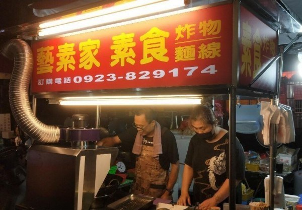 ▲台中市一名麵線攤的老闆，為了響應環保，日前在臉書上發起活動，表示只要自備容器就可麵線「裝到滿」！不料本是善意的活動，卻招來了貪心的民眾。（圖／翻攝自臉書 , 2018.8.5）