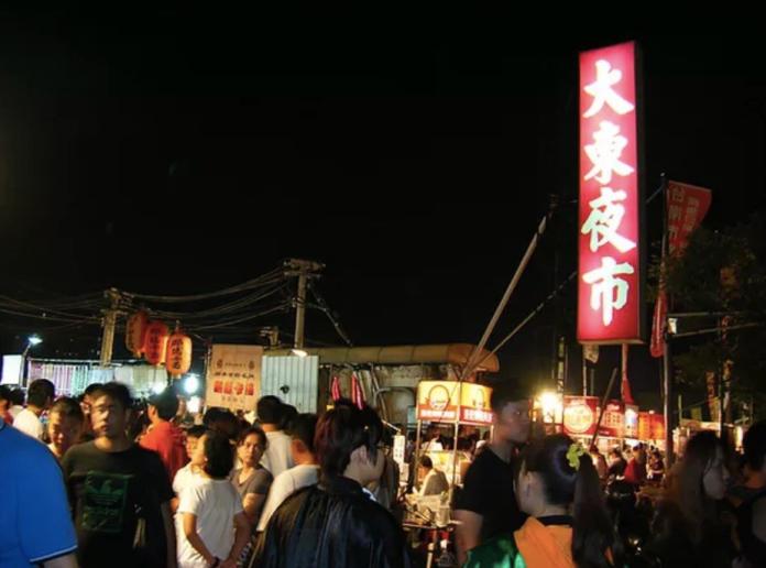 ▲台南的大東夜市一直以來都是相當著名的觀光夜市之一，不過近日卻傳出要「分家」的消息。（圖／NOWnews資料照）